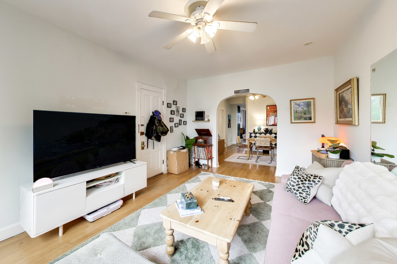 3243 North Hoyne Avenue Chicago IL 60618