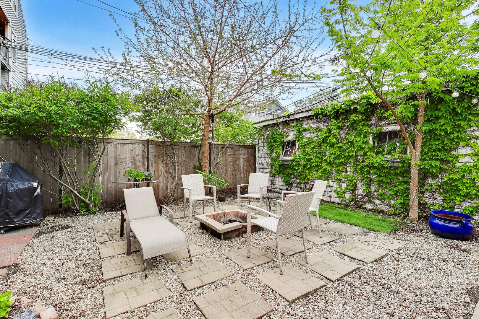 3243 North Hoyne Avenue Chicago IL 60618