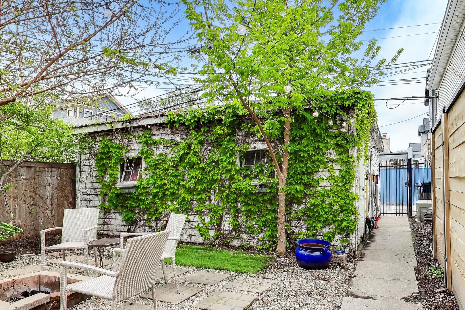 3243 North Hoyne Avenue Chicago IL 60618