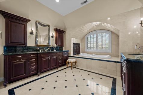936 East Ringwood Road Lake Forest IL 60045