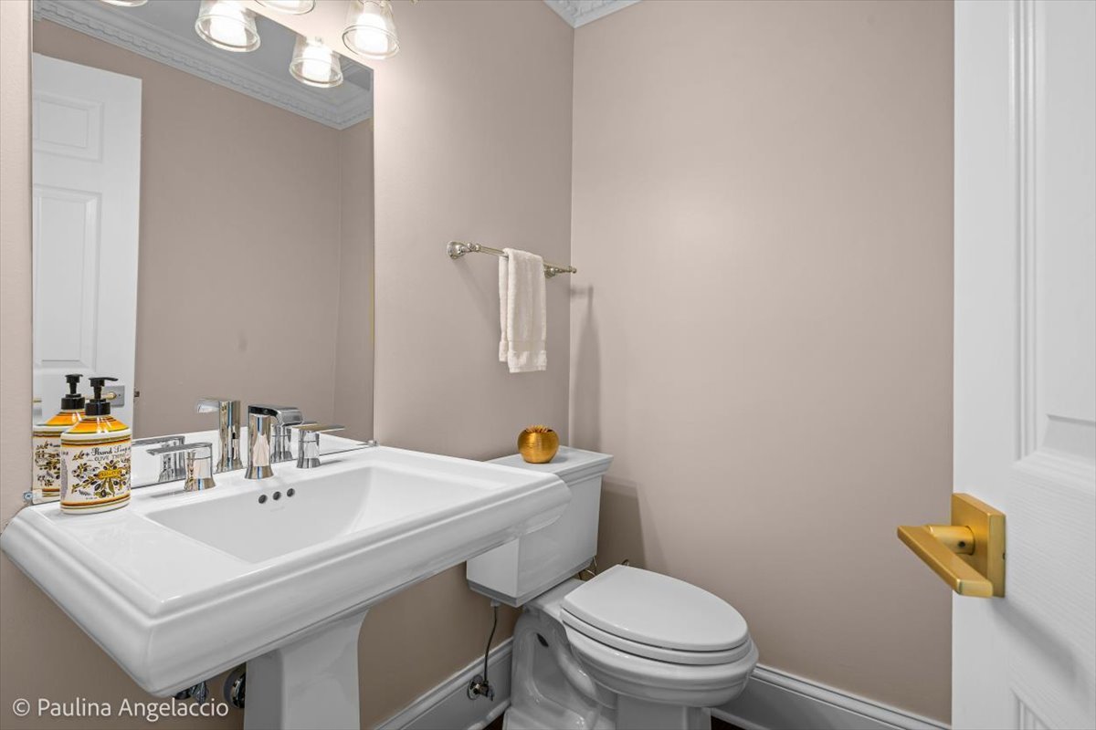 675 Oak Street Roselle IL 60172
