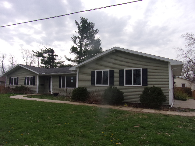 902 East Richardson Street Farmer City IL 61842