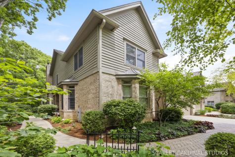 1028 Crestwood Circle St. Charles IL 60175