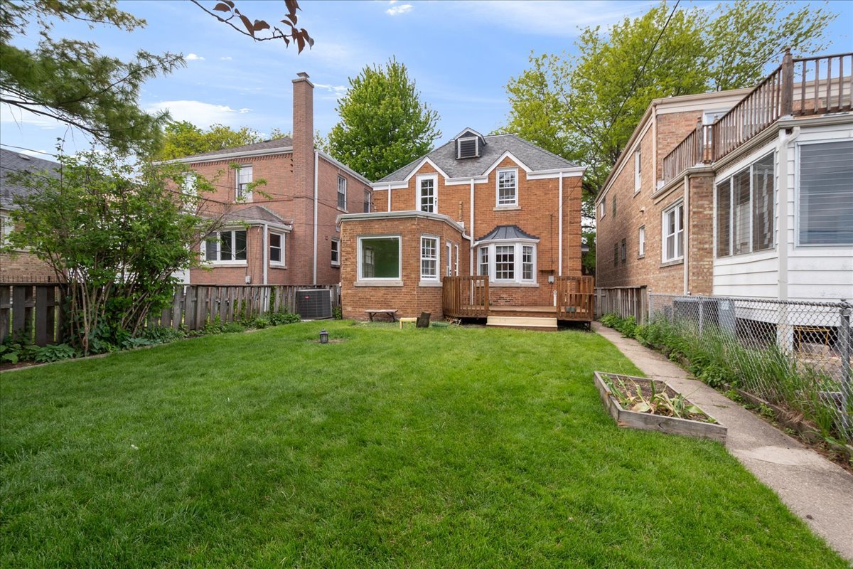 2925 West Greenleaf Avenue Chicago IL 60645