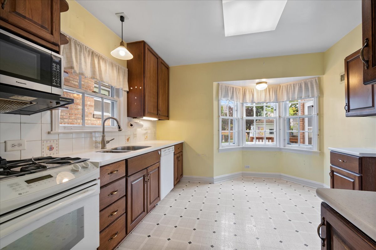 2925 West Greenleaf Avenue Chicago IL 60645