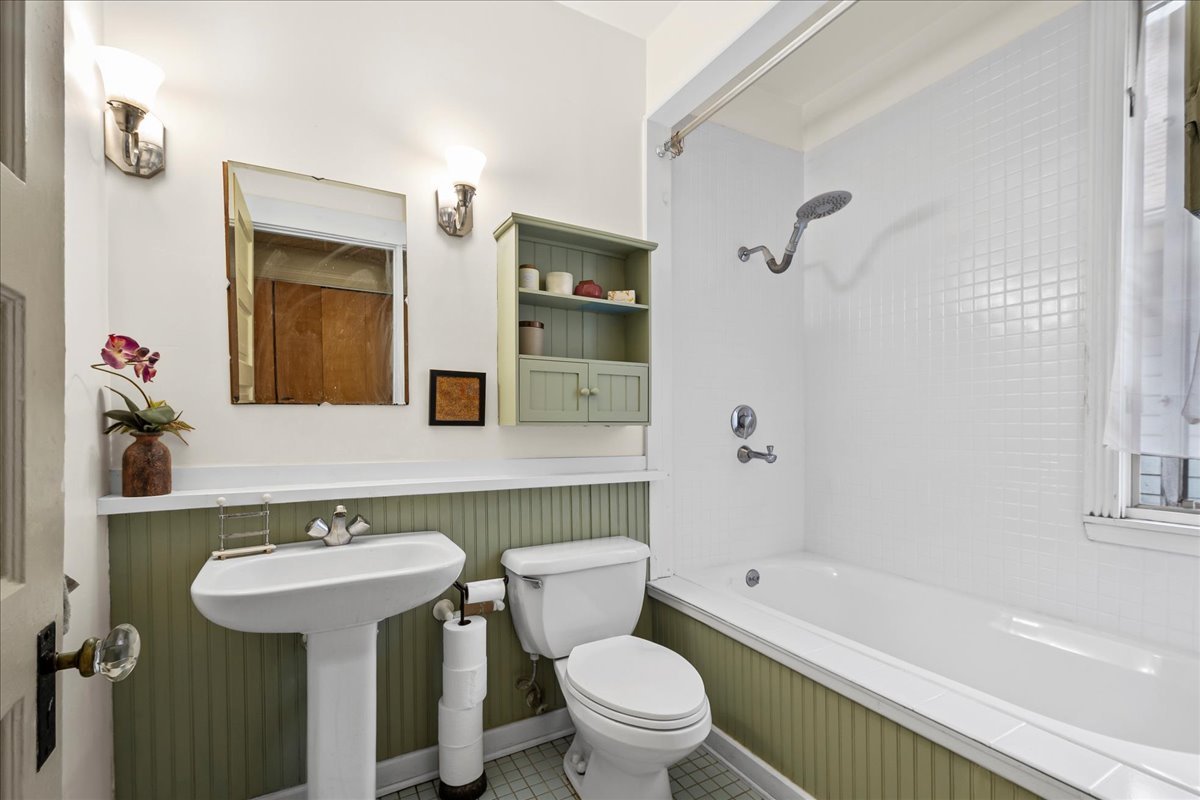 1842 West Greenleaf Avenue Chicago IL 60626