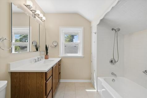 946 Walter Avenue Des Plaines IL 60016