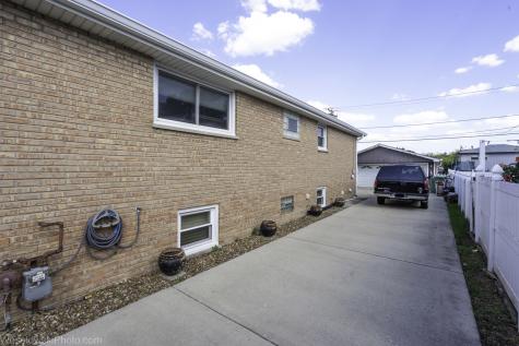 8405 Melvina Avenue Burbank IL 60459