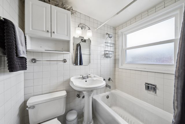 253 West 46th Street Chicago IL 60609