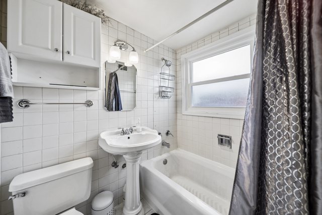 253 West 46th Street Chicago IL 60609