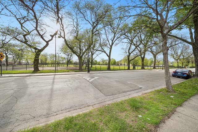 253 West 46th Street Chicago IL 60609