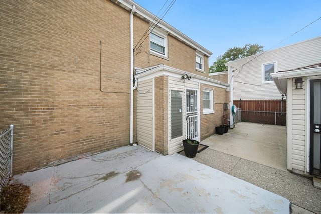 253 West 46th Street Chicago IL 60609