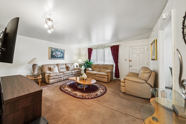 253 West 46th Street Chicago IL 60609
