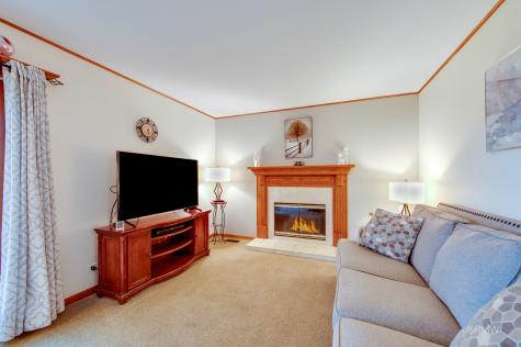 942 West Clearwater Street Roselle IL 60172