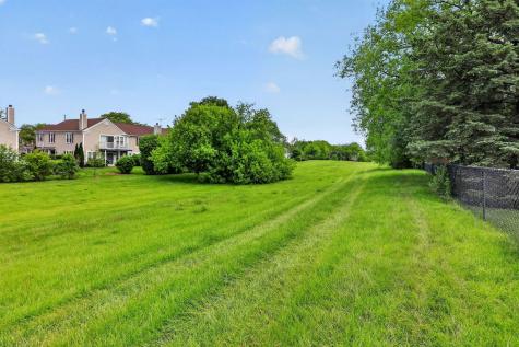 1694 Hampshire Drive Elk Grove Village IL 60007