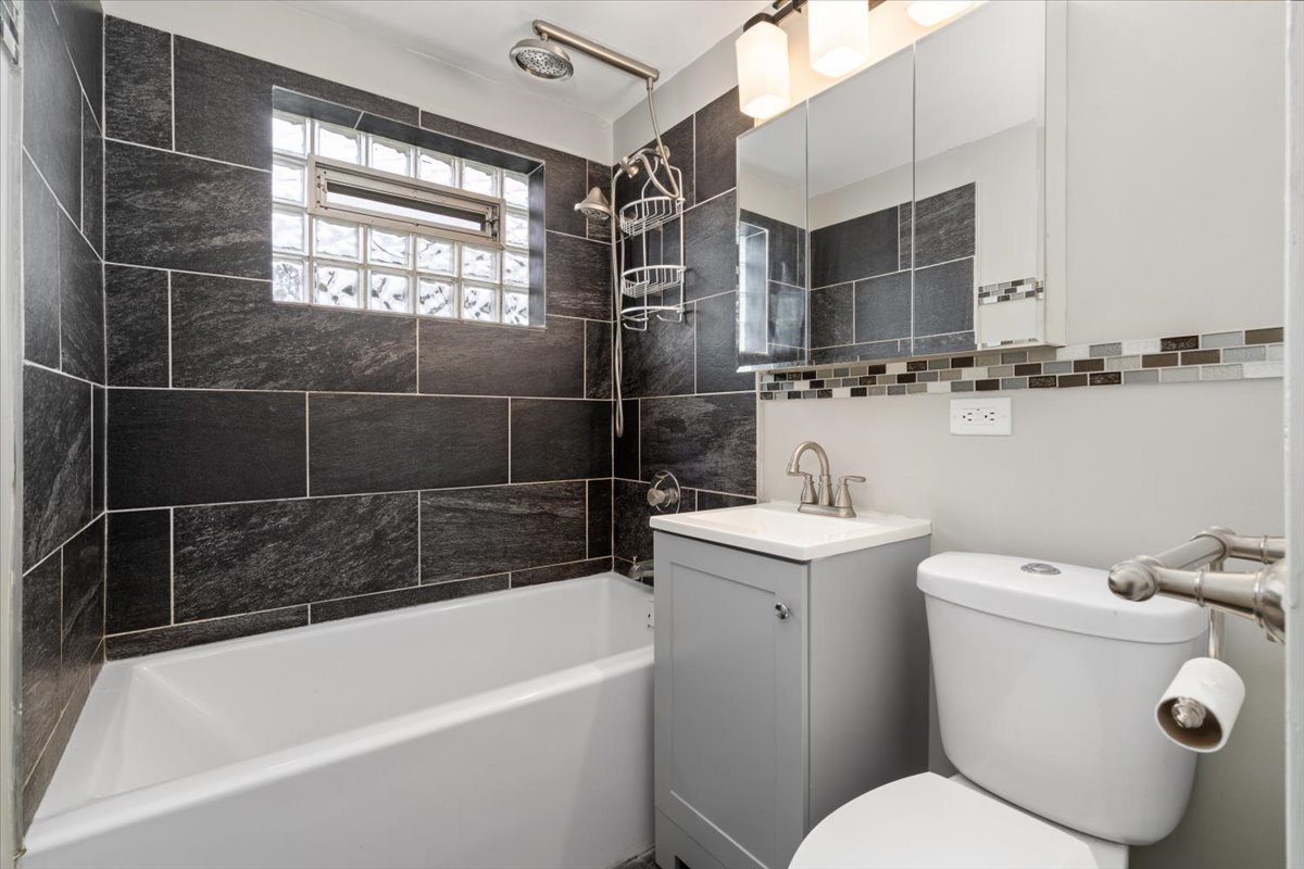 3923 Madison Avenue Brookfield IL 60513