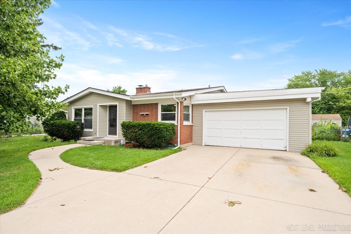 521 Iroquois Drive Aurora IL 60506