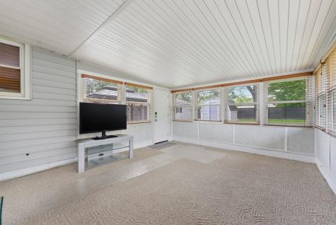 408 27TH Avenue East Moline IL 61244