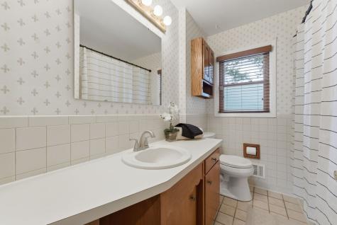 408 27TH Avenue East Moline IL 61244
