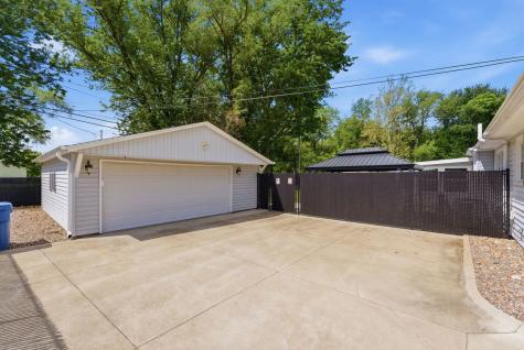 408 27TH Avenue East Moline IL 61244