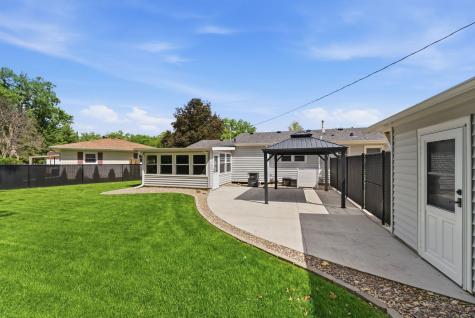 408 27TH Avenue East Moline IL 61244
