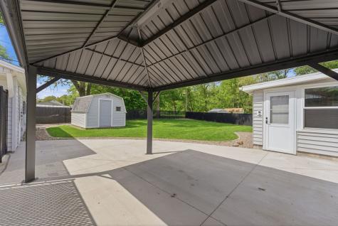 408 27TH Avenue East Moline IL 61244