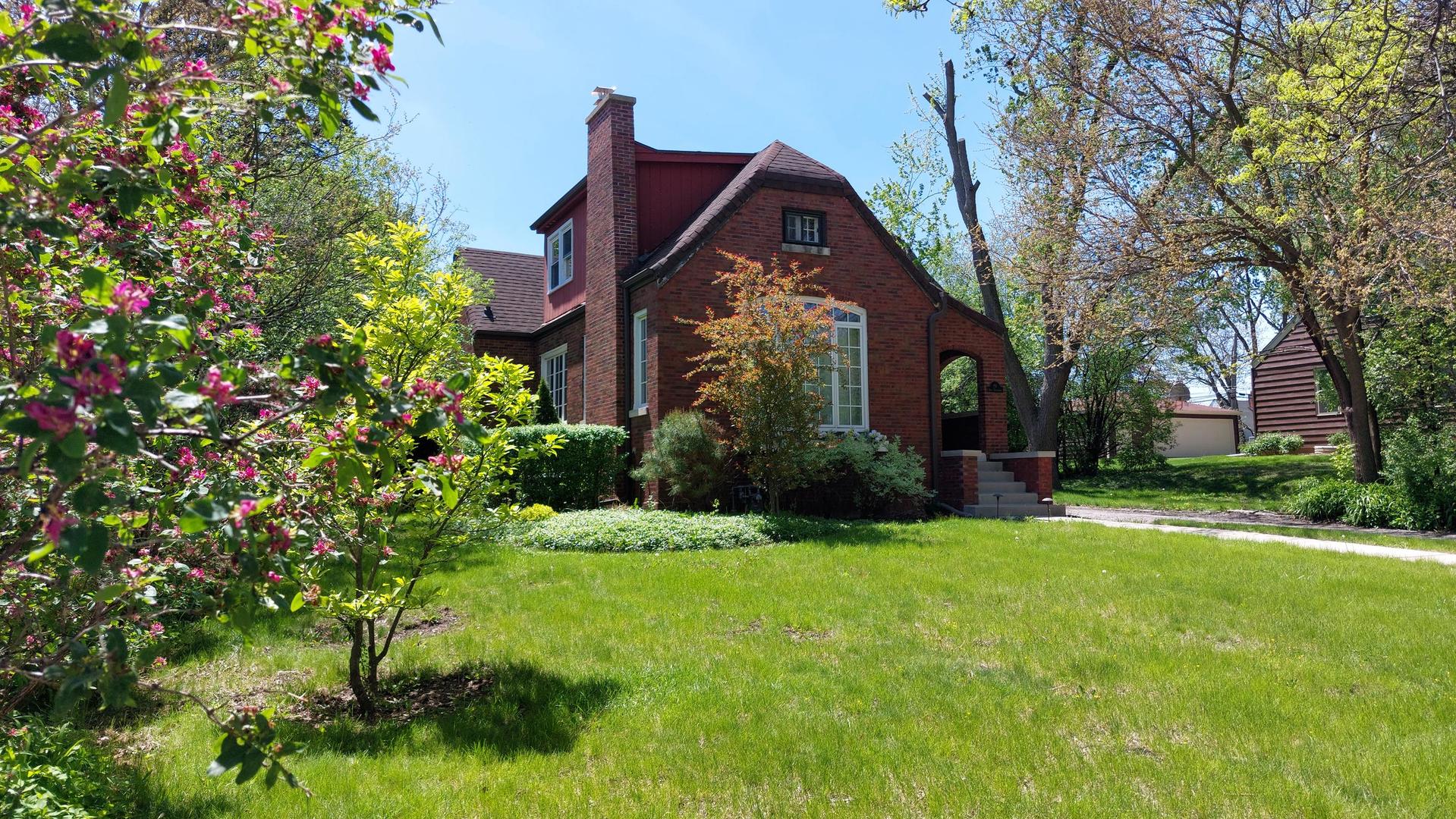 19 West Hattendorf Avenue Roselle IL 60172