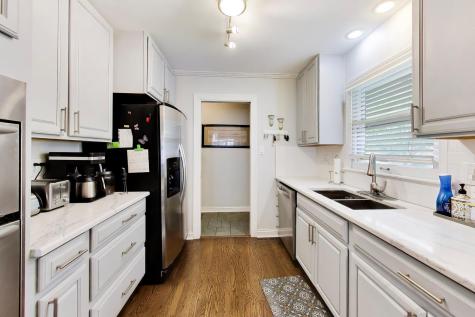 157 Walton Street Barrington IL 60010