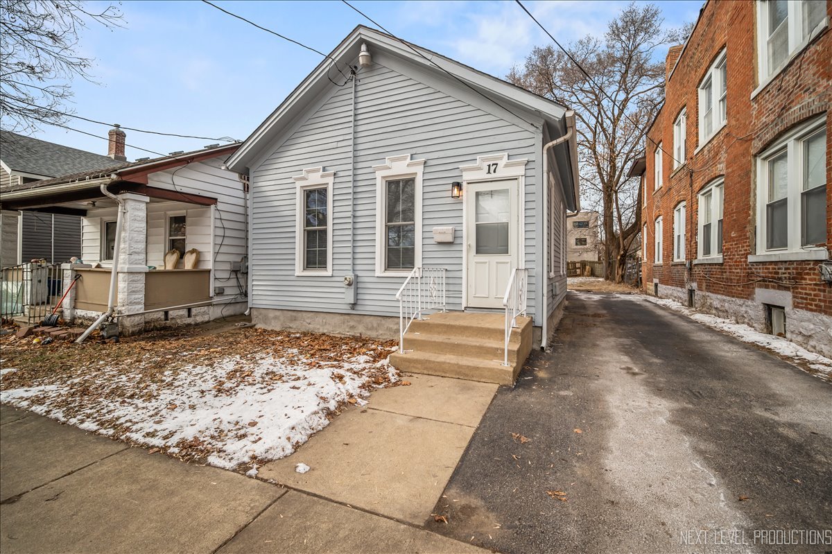 17 South West Street Aurora IL 60505
