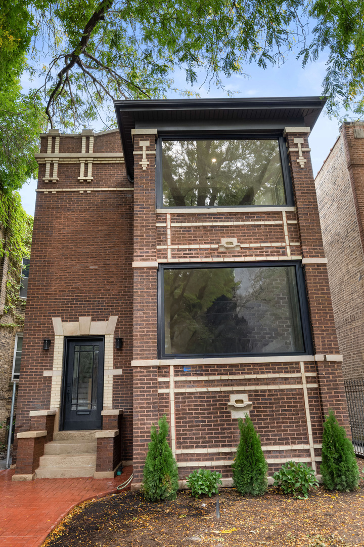 4437 North Whipple Street Chicago IL 60625