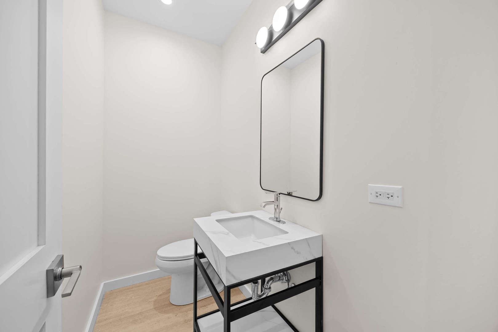 4437 North Whipple Street Chicago IL 60625