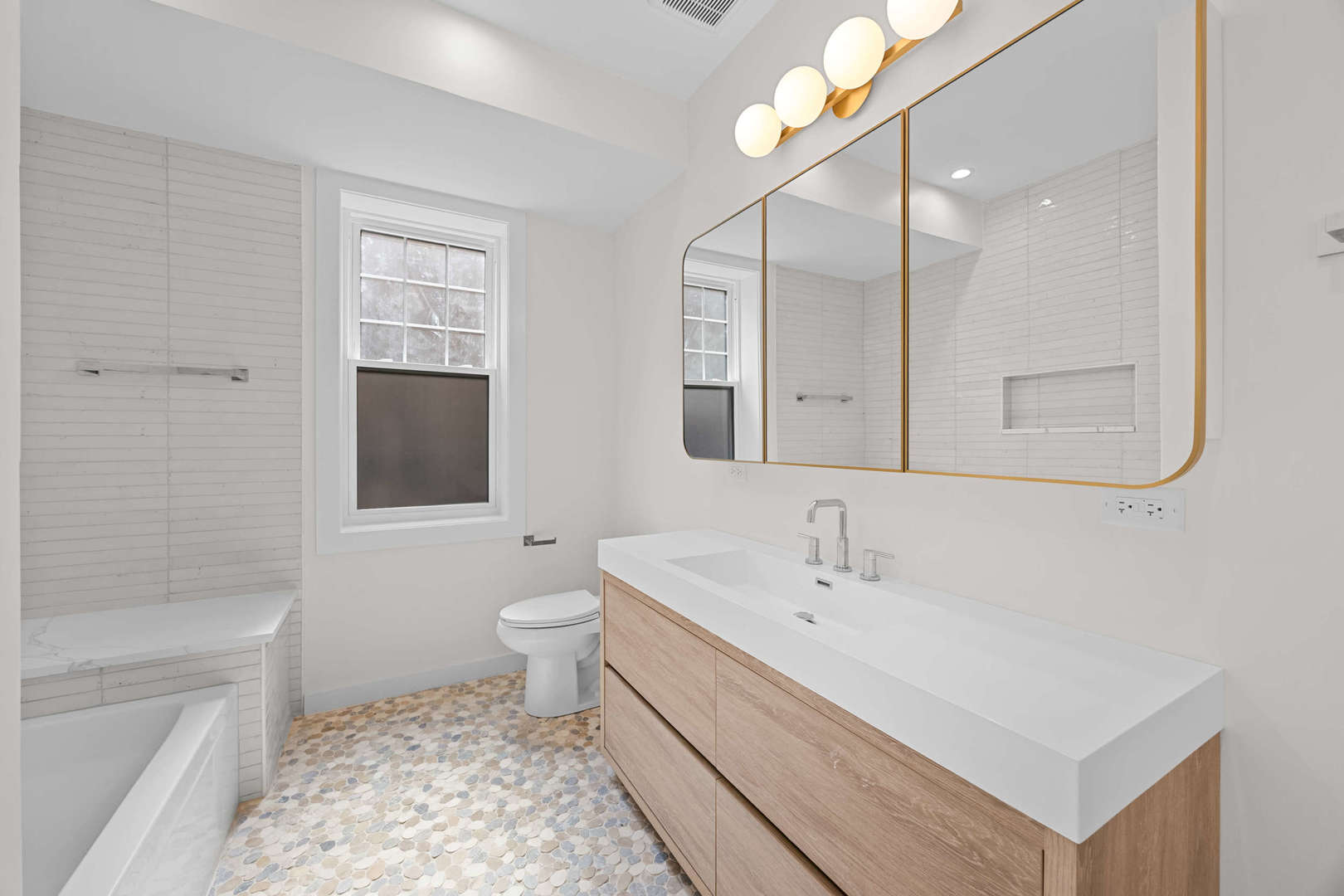 4437 North Whipple Street Chicago IL 60625