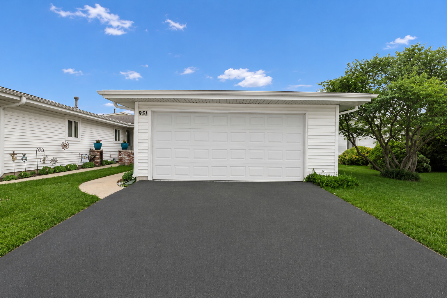 951 Chelsea Lane Schaumburg IL 60193
