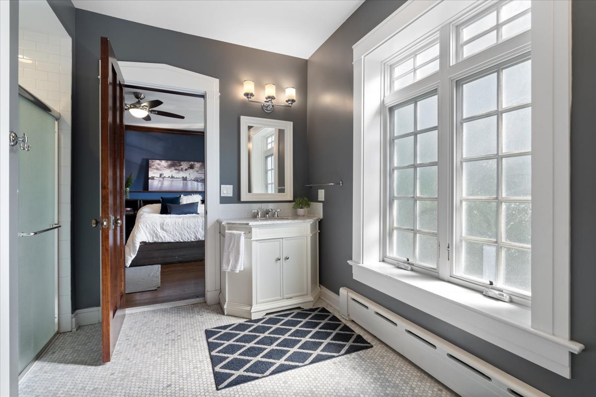 5638 South Woodlawn Avenue Chicago IL 60637