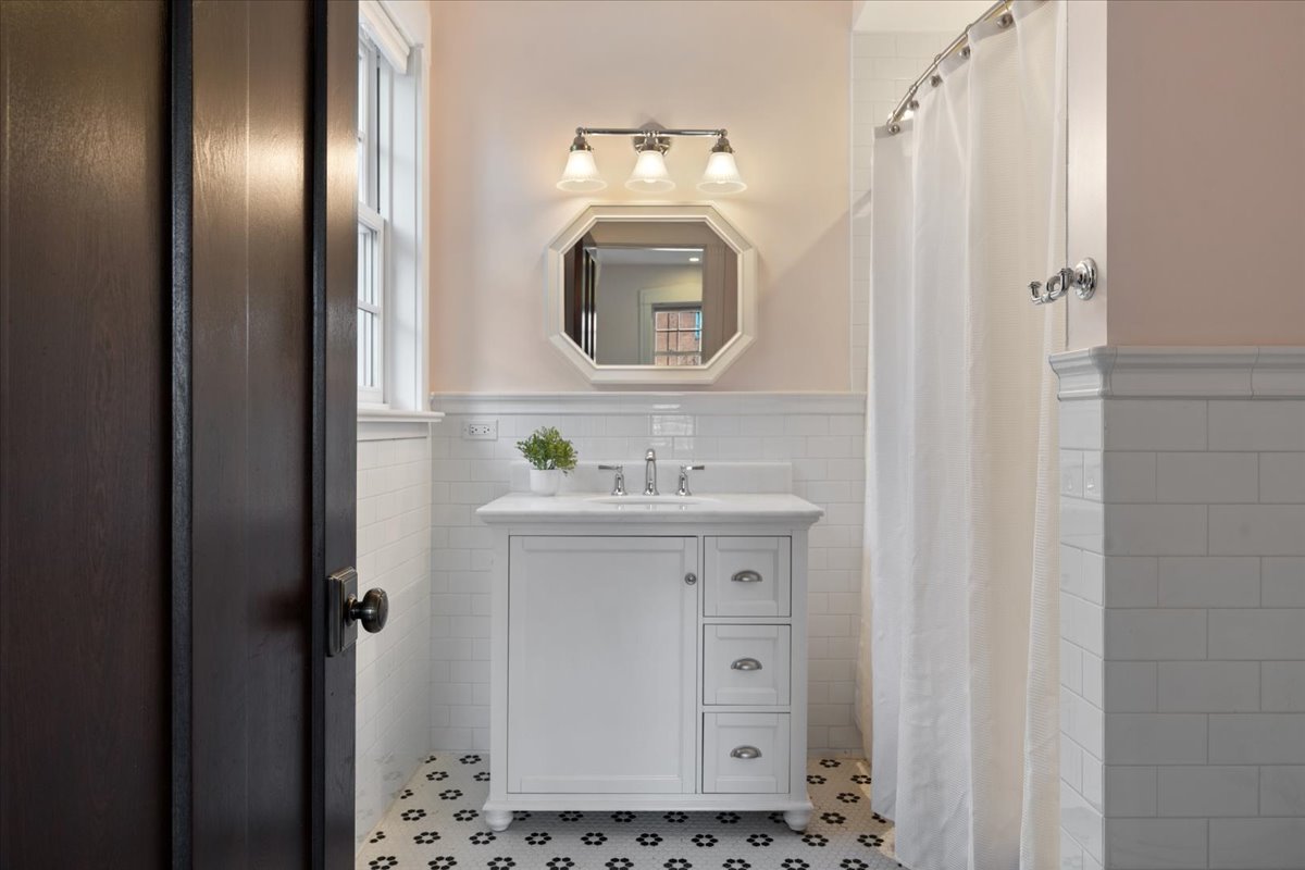 5638 South Woodlawn Avenue Chicago IL 60637