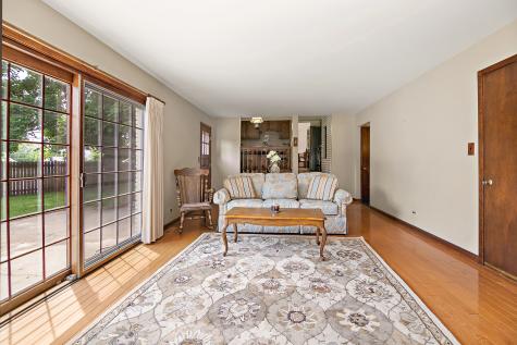 1409 East Rosehill Drive Arlington Heights IL 60004