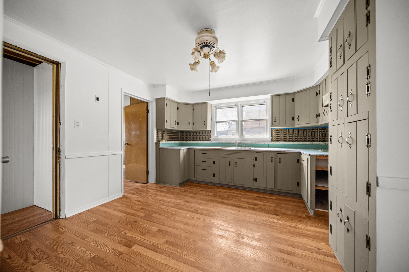 10441 South Avenue H Avenue Chicago IL 60617