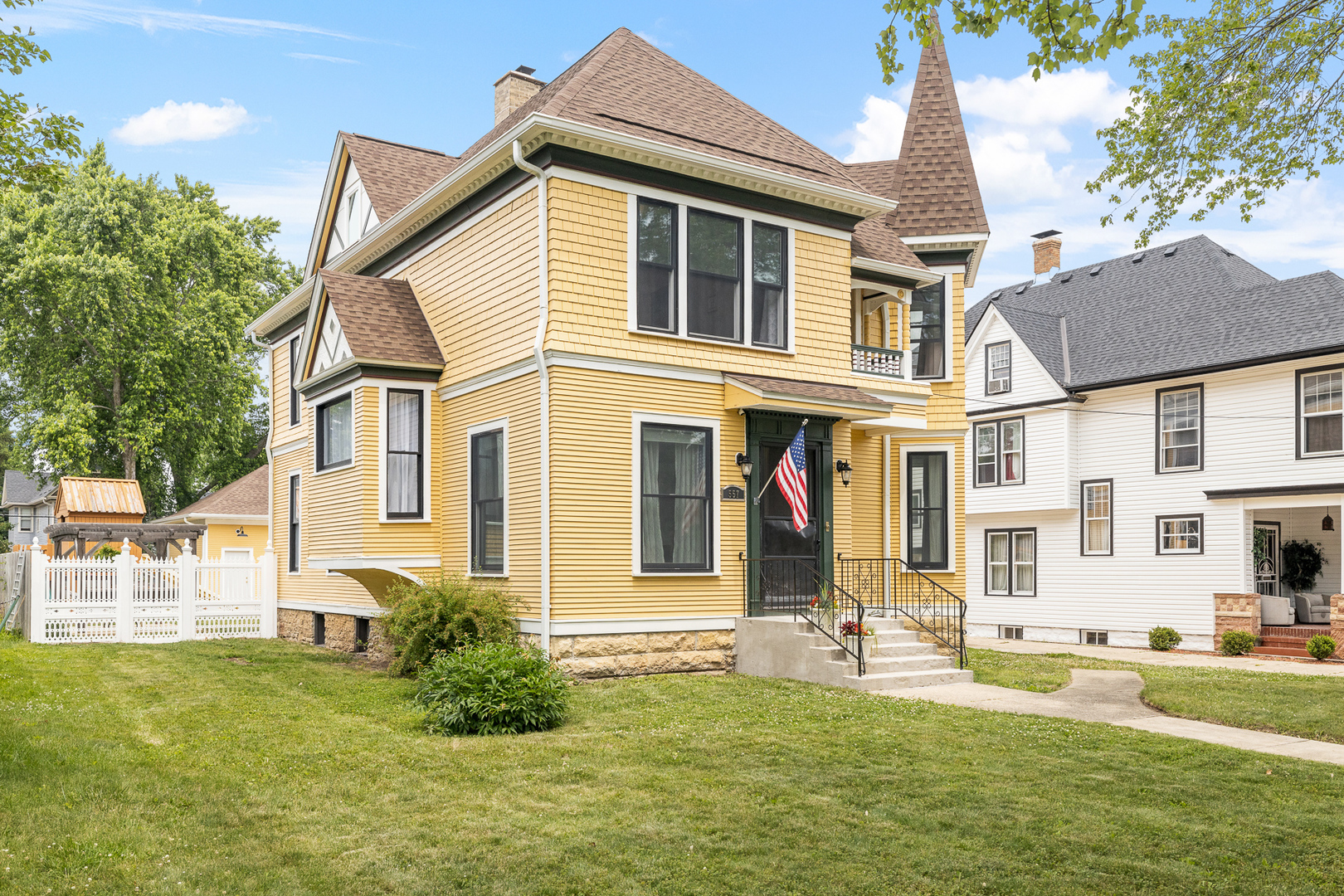 557 Garfield Avenue Aurora IL 60506