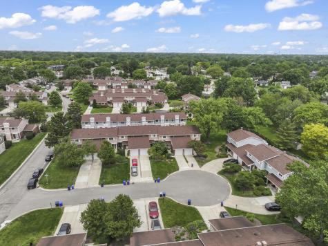 1253 Reading Court Wheaton IL 60189