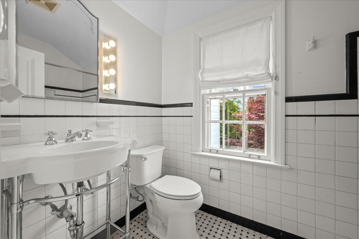 1943 Greenwood Avenue Wilmette IL 60091