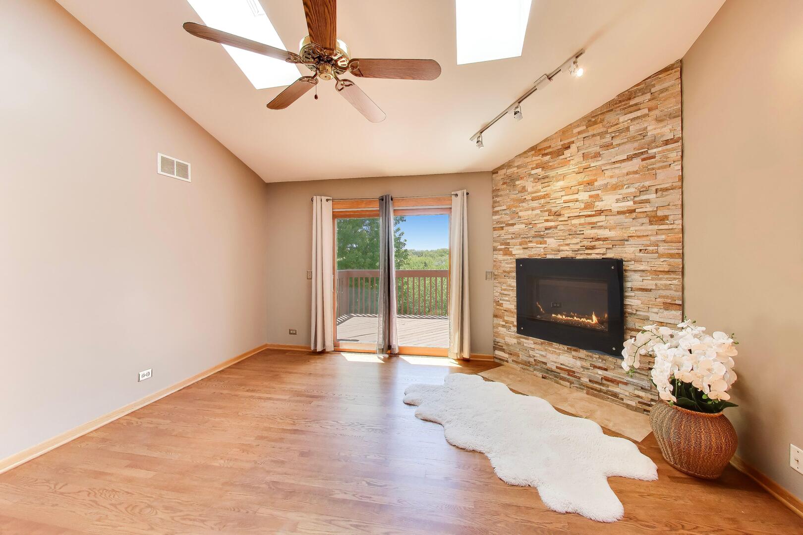 934 Viewpoint Drive Lake In The Hills IL 60156