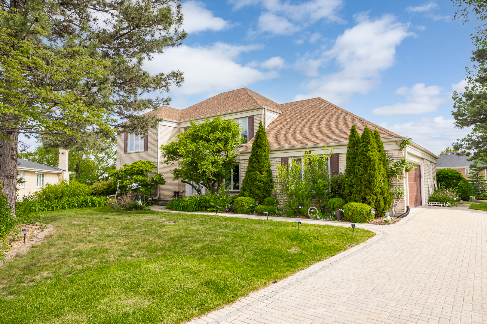 306 Woodview Court Oak Brook IL 60523
