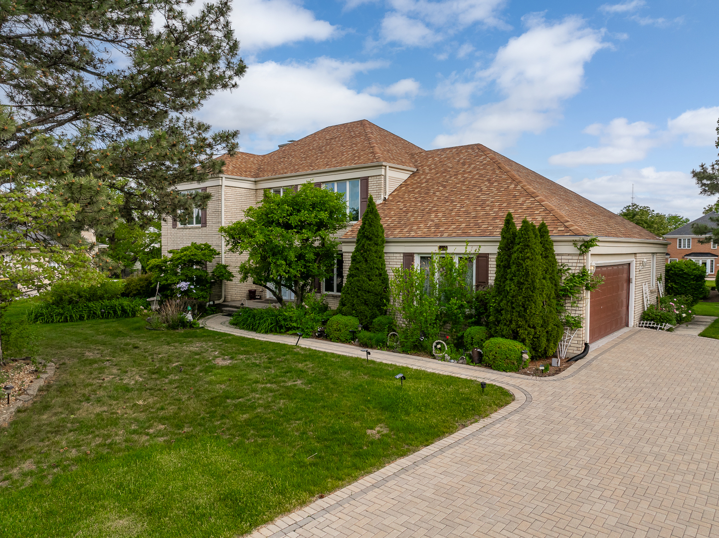 306 Woodview Court Oak Brook IL 60523