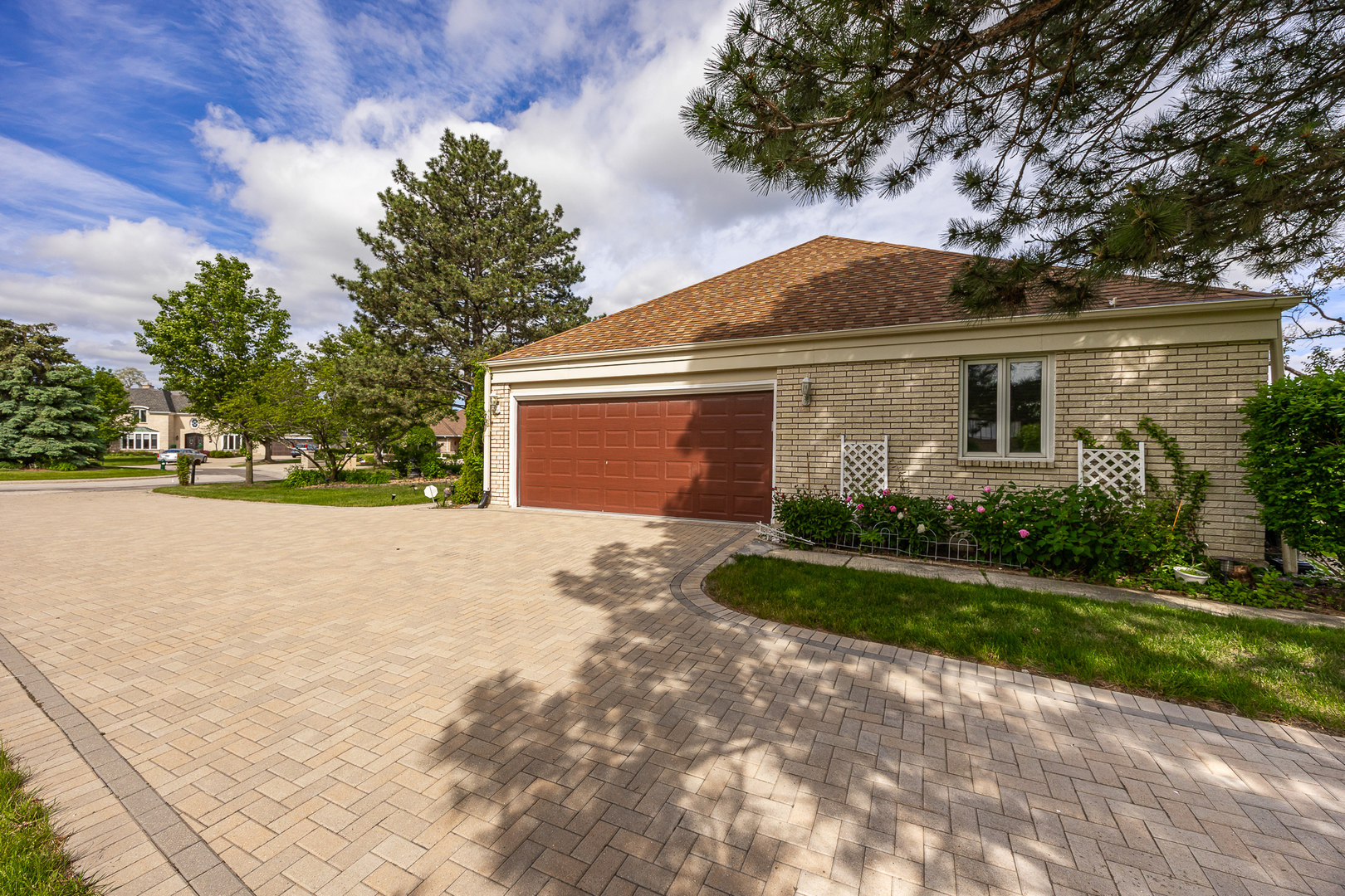 306 Woodview Court Oak Brook IL 60523