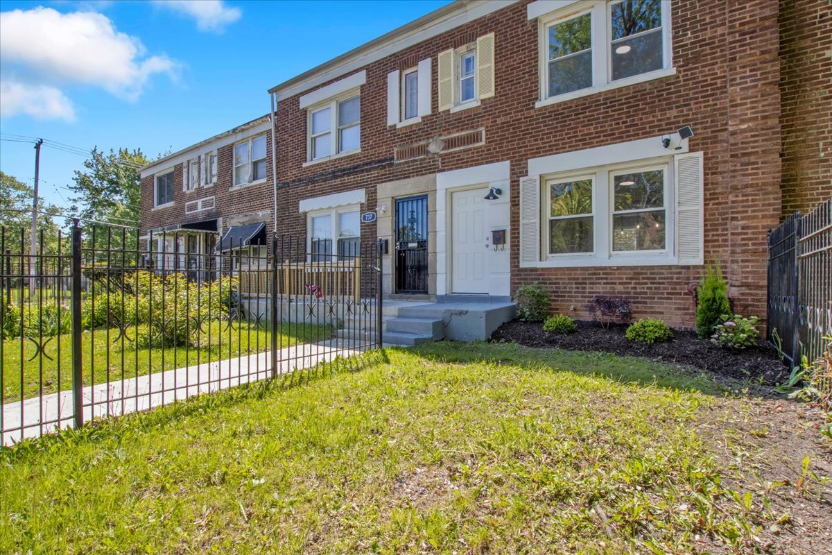 735 East 105th Street Chicago IL 60628