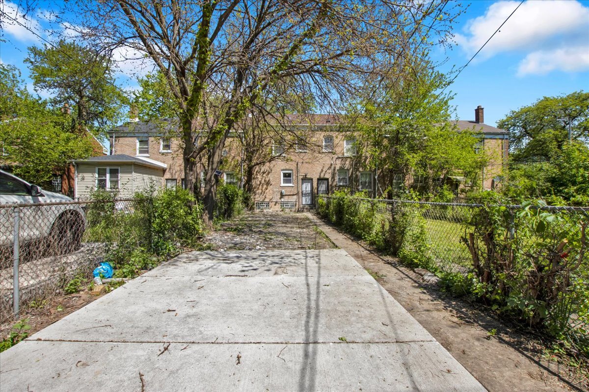 735 East 105th Street Chicago IL 60628