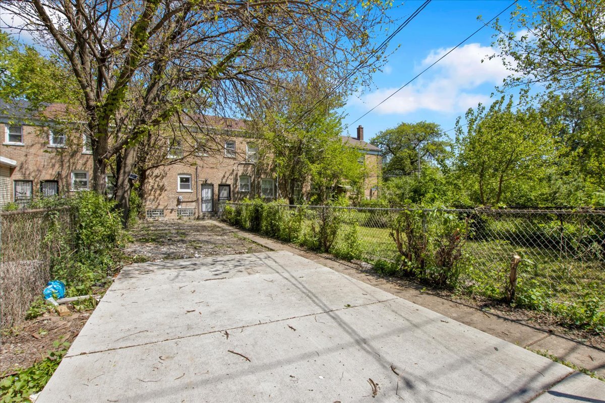 735 East 105th Street Chicago IL 60628