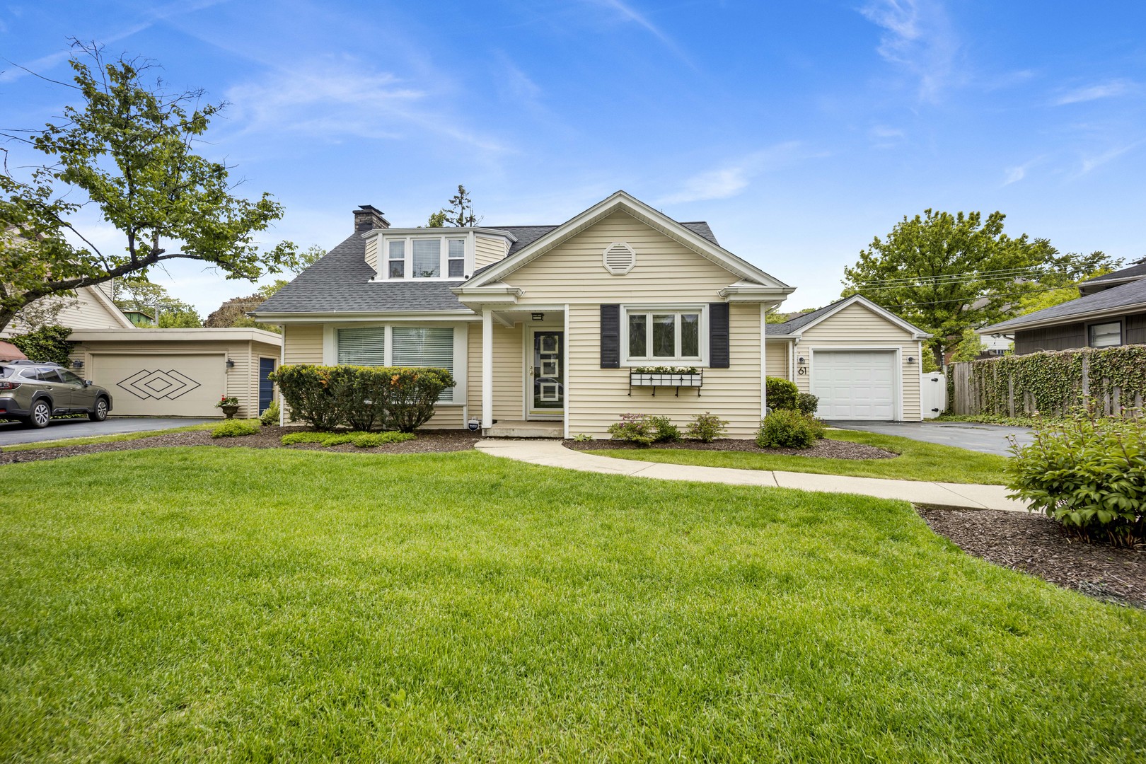 61 Harris Avenue Clarendon Hills IL 60514