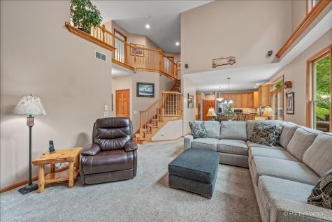 1702 King Richard Circle St. Charles IL 60174