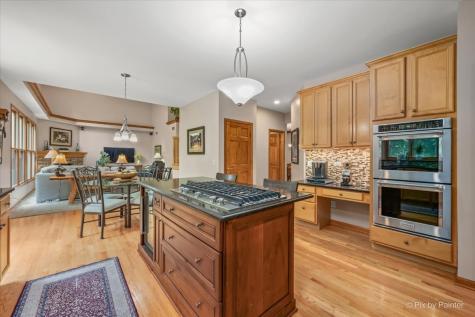 1702 King Richard Circle St. Charles IL 60174